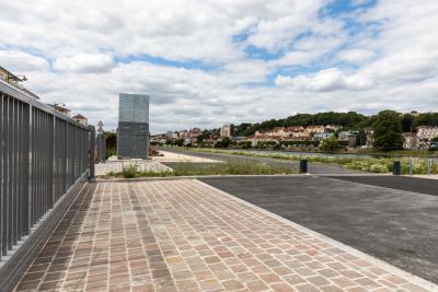 Quai à usage partagé (QUP). Travaux de réaménagement du port de Corbeil-Saint-Nicolas. Armoire électrique près du portillon et portail d'entrée. - Agrandir l'image 6 sur 6, fenêtre modale