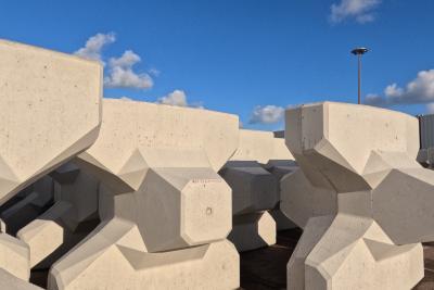 Rangée d'accropodes sur le quai de l'Asie - Enlarge image 3 of 3, modal window