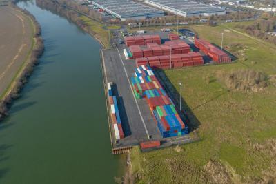 Port de Longueil Sainte Marie terminal à conteneurs entrepot, chenal de navigation, espaces verts - Enlarge image 2 of 3, modal window