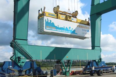 Chargement d'un conteneur Ferrero sur le terminal TCMD de Rouen dans le cadre de la navette fluviale entre les ports de Rouen et Gennevilliers. - Agrandir l'image 2 sur 2, fenêtre modale