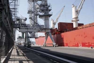 Vue depuis quai de Petit-Couronne sur le terminal portuaire du groupe BZ - Agrandir l'image 3 sur 3, fenêtre modale