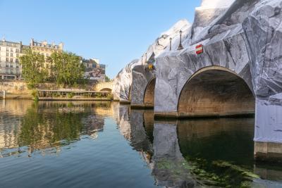vue depuis la Seine à Paris de l'oeuvre monumentale de JR au Pont Neuf - Agrandir l'image 3 sur 3, fenêtre modale
