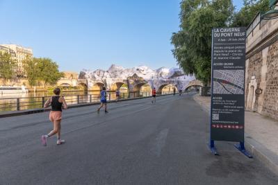 vue depuis les quais de Seine à Paris de l'oeuvre monumentale de JR au Pont Neuf - Agrandir l'image 1 sur 3, fenêtre modale