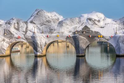vue depuis la Seine à Paris de l'oeuvre monumentale de JR au Pont Neuf - Agrandir l'image 2 sur 3, fenêtre modale