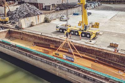 La passerelle assemblée sur le port de Limay par NGE Génie Civil, avant son transport par voie d’eau jusqu’à la future marina - Agrandir l'image 2 sur 3, fenêtre modale
