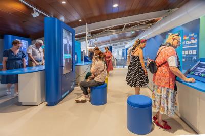 Personnages suivant une visite au Port Center du Havre - Agrandir l'image 9 sur 9, fenêtre modale