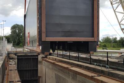 Porte de la nouvelle écluse de Tancarville - Agrandir l'image 2 sur 6, fenêtre modale