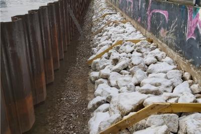 Travaux quai Blériot à Paris - Mise en œuvre des enrochements dans la structure du perré - Agrandir l'image 3 sur 8, fenêtre modale