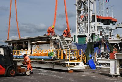 déchargement de pièces du tunnelier pour la construction du Grand Paris Express sur le terminal de Rouen. - Agrandir l'image 3 sur 3, fenêtre modale