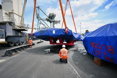 déchargement de pièces du tunnelier pour la construction du Grand Paris Express sur le terminal de Rouen. - Agrandir l'image 1 sur 3, fenêtre modale
