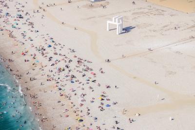 la plage du havre avec une oeuvre d'un été au Havre (un gros LH) - Agrandir l'image 3 sur 3, fenêtre modale
