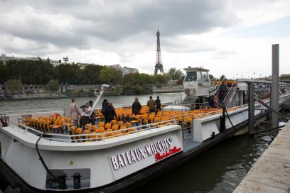 bateaux-mouches. Tour Eiffel en arrière plan - Agrandir l'image, fenêtre modale