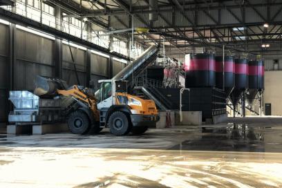 centrale à béton construite en intérieur sur le port de Gennevilliers - Agrandir l'image, fenêtre modale