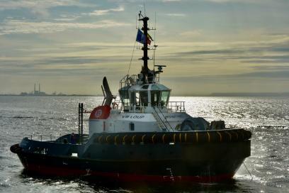 Vue sur le dernier né de Boluda, le remorqueur "VB Loup", avec en arrière plan l'avant-port havrais - Agrandir l'image, fenêtre modale
