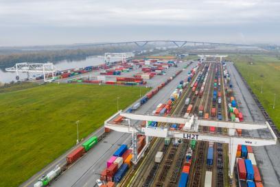vue aérienne du terminal multimodal du Havre exploité par la société LHTE - Agrandir l'image, fenêtre modale
