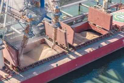 Vue aérienne des installations Sénalia sur le port de Rouen. - Enlarge image, modal window