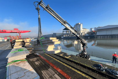 Eléments de construction transportés sur la barge ZULU 03 - Agrandir l'image, fenêtre modale