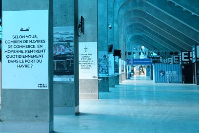 Exposition des infrastructures industrialo-portuaires au stade Océane - HAROPA PORT - Agrandir l'image, fenêtre modale