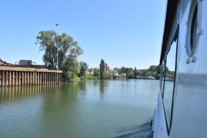 Vue sur le port de Gennevilliers depuis un bateau croisière - Agrandir l'image, fenêtre modale