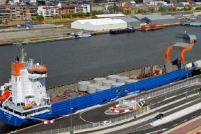 Le Rotra Vente en escale au nouveau poste à quai roulier quai Hermann du Pasquier - Agrandir l'image, fenêtre modale