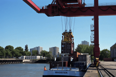 Chargement sur barge d'une cargaison d'oeuvres d'art à Gennevilliers - Agrandir l'image, fenêtre modale