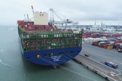 Escale du géant des mers HMM Oslo sur le terminal de France au Havre (Port 2000) - Agrandir l'image, fenêtre modale