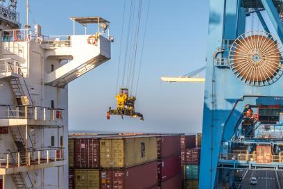 Déchargement de conteneurs sur le terminal TNMSC sur le port. du Havre - Enlarge image, modal window