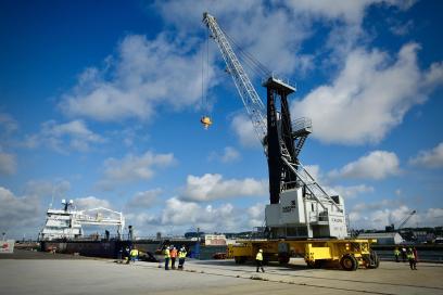 Nouvelle grue portuaire livrée sur le terminal croisière de la Pointe de Floride au Havre - Agrandir l'image, fenêtre modale