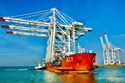 Arrivée au Havre de trois portiques neufs TiL à bord du Zhen Hua 24 - Agrandir l'image, fenêtre modale
