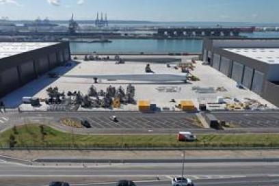 Vue d'une usine d'éoliennes au port du Havre - Agrandir l'image, fenêtre modale