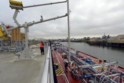 Barge en chargement à Gennevilliers pour la SOGEPP - Agrandir l'image, fenêtre modale