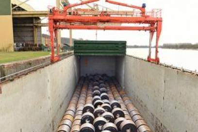 Bobines d'acier dans la cale d'un navire au quai de Saint Wandrille - Agrandir l'image, fenêtre modale