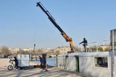 Déchargement depuis une barge fluviale d'un vélo électrique pour le transport de marchandises en zone urbaine - Agrandir l'image, fenêtre modale