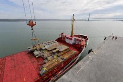 Vue d'un chargement de bois sur le port d'Honfleur - Agrandir l'image, fenêtre modale