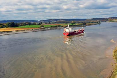 Le chimiquier Tuulia en navigation sur la Seine - Agrandir l'image, fenêtre modale