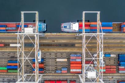 Le terminal multimodal du Havre vu du dessus - deux barges fluviales en escale - Agrandir l'image, fenêtre modale