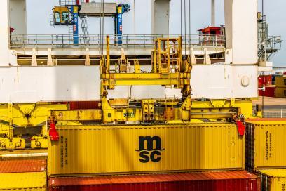 Manutention d'un conteneur MSC à Port 2000 - Agrandir l'image, fenêtre modale