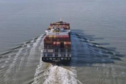 Vue du porte-conteneurs MSC Barcelona quittant le port du Havre - Enlarge image, modal window