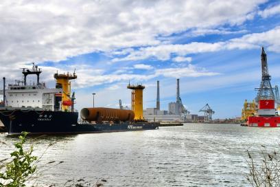 Le navire poseur Seaway Strashnov s’accostera à couple du navire transporteur de lolis-lourds Yamatai pour embarquer les monopieux du champ éolien de Courseulles - Agrandir l'image, fenêtre modale