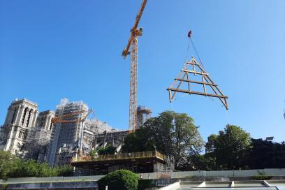 Livraison par voie fluviale de la charpente de l'édifice Notre Dame - Agrandir l'image, fenêtre modale