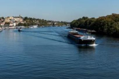 Vue d'une péniche au large de Conflans-Sainte-Honorine - Agrandir l'image, fenêtre modale