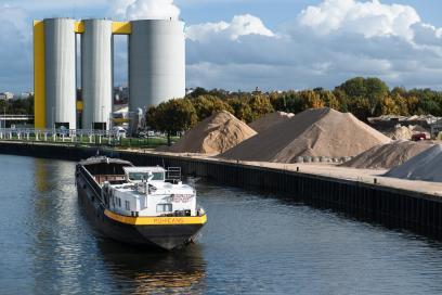 Péniche en manoeuvre dans le port de Bonneuil Sur Marne. - Agrandir l'image, fenêtre modale