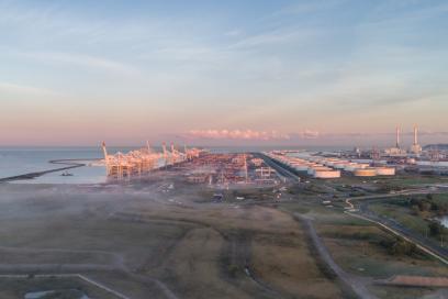 Le jour se lève sur Port 2000. Vue aérienne sur les terminaux. - Agrandir l'image, fenêtre modale
