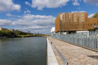 Port de Javel, vue sur la Centrale de Larfage, sur la Seine et sur le bord de quai. - Agrandir l'image, fenêtre modale