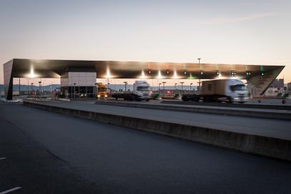 Vue sur la porte François 1er au Havre, point de contrôle pour l'accès à Port 2000 - Enlarge image, modal window