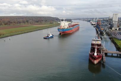 Un navire effectue son évitage dans la zone d'Hautot sur Seine - Agrandir l'image, fenêtre modale