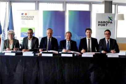Les représentants de l'Entente axe Seine, de HAROPA PORT et de VNF signent la convention de partenariat - Agrandir l'image, fenêtre modale