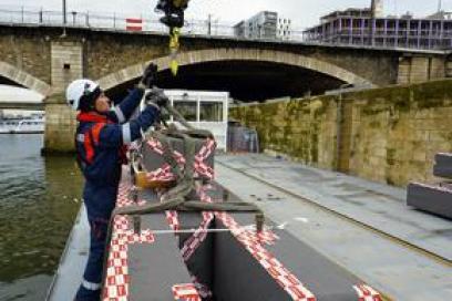 Transport fluvial de la tour en bous Wood'Up - Agrandir l'image, fenêtre modale
