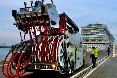 Véhicule CMS sur le terminal croisières du Havre, proche du paquebot AIDA - Agrandir l'image, fenêtre modale