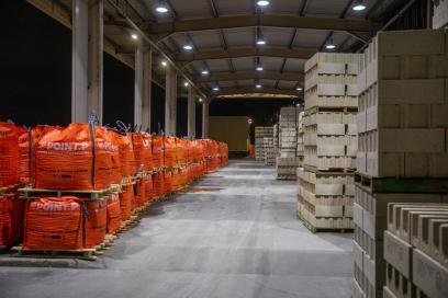 Vue sur des marchandises POINT P dans un entrepôt.jpg - Agrandir l'image, fenêtre modale